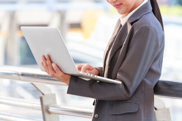 Młoda biznesowa kobieta w biurze z laptopu biznesu pojęciem