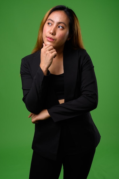 młoda bizneswoman azjatyckiego przeciwko zieleni