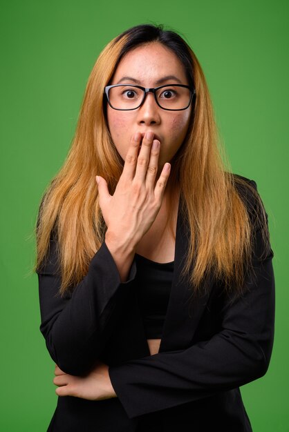 młoda bizneswoman azjatyckiego przeciwko zieleni