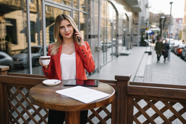 Młoda bizneswoman podczas przerwy na kawę