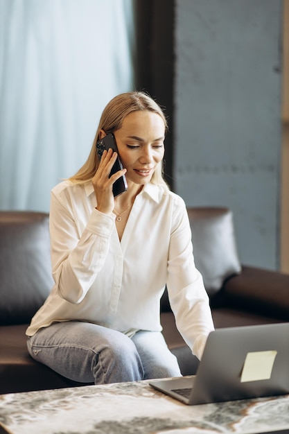 Młoda bizneswoman pracująca na laptopie