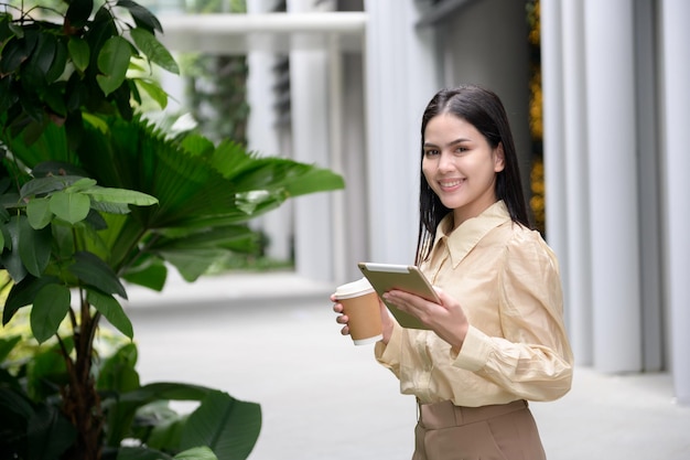 Młoda bizneswoman pracuje w nowoczesnym centrum Singapuru
