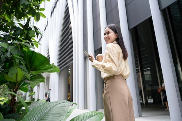 Młoda bizneswoman pracuje w nowoczesnym centrum Singapuru