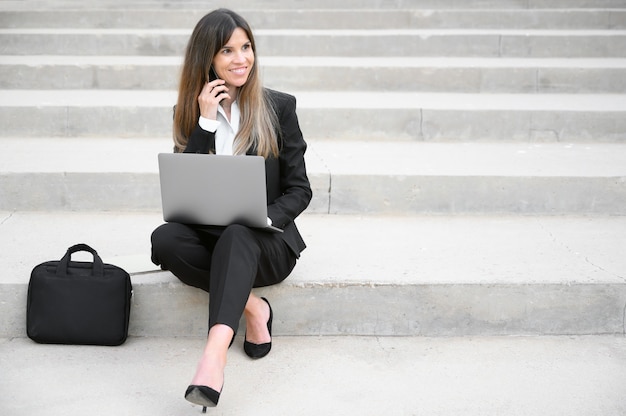 Młoda Bizneswoman Używa Laptopa W Mieście