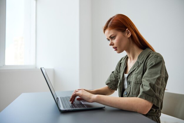 Zdjęcie młoda bizneswoman używająca laptopa w domu