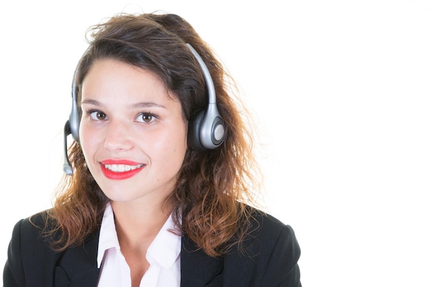 Młoda bizneswoman w call center wspiera obsługę klienta za pomocą zestawu słuchawkowego z uśmiechem na ustach