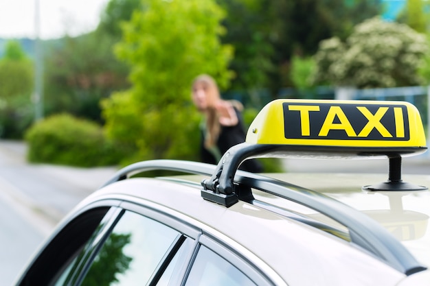 Zdjęcie młoda bizneswoman wzywa taksówkę