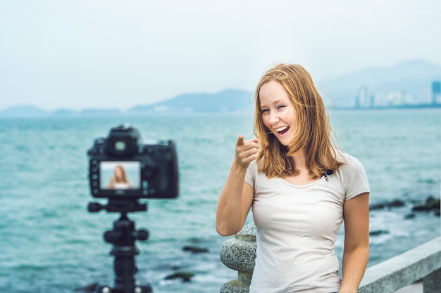 Młoda blogerka filmująca nad morzem