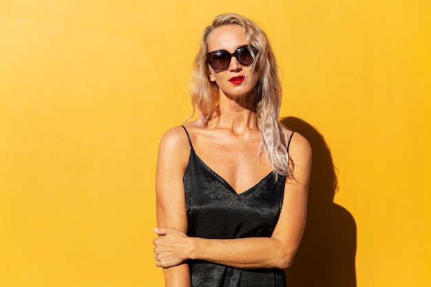 Młoda blond kobieta w okularach przeciwsłonecznych na ulicy miasta