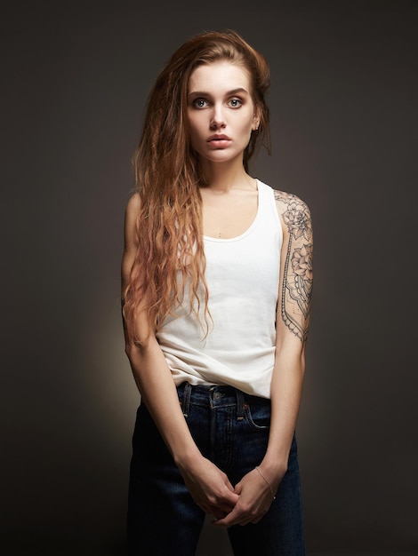 Młoda blond kobieta z tatuażem