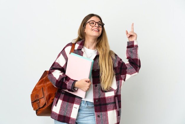 Młoda blond studentka kobieta na białym tle na białej ścianie skierowaną w górę i zaskoczony