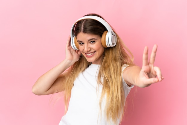 Młoda Blondynka Na Pojedyncze Słuchanie Muzyki Z Telefonu Komórkowego I śpiewu