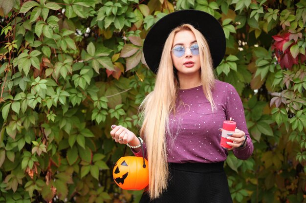 Młoda blondynka ubrana jak wiedźma Koncepcja przyjęcia na Halloween