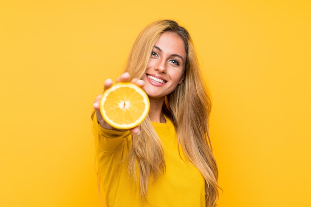 Młoda blondynki kobieta trzyma pomarańcze