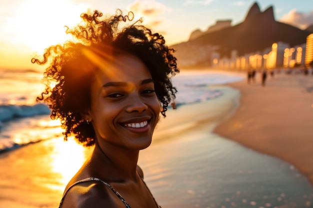 Młoda Brazylijka z afro fryzurą idąca po plaży.