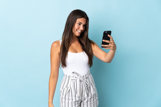 Młoda brazylijska kobieta na niebiesko Dokonywanie selfie