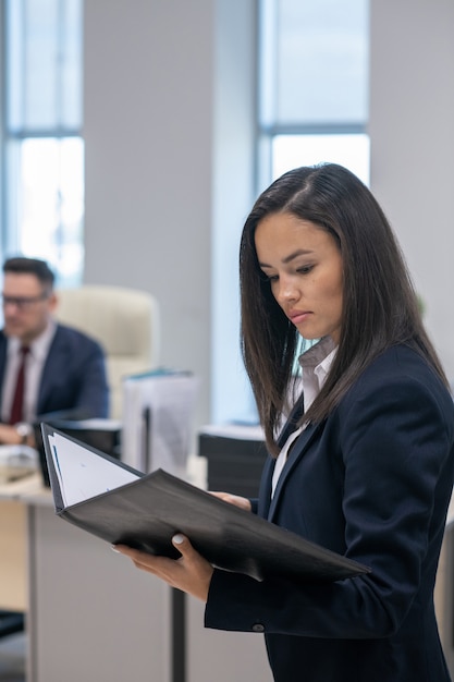 Młoda Brunetka Bizneswoman Przegląda Umowę Biznesową