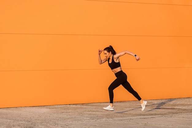 Młoda brunetka i trening sportowy na świeżym powietrzu