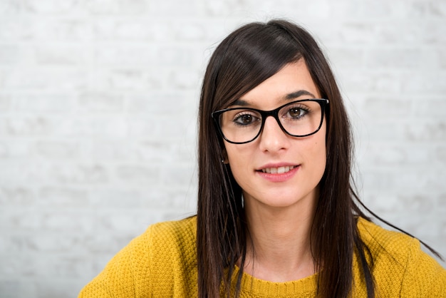 Młoda brunetka i uśmiechnięta kobieta ubrana na żółto