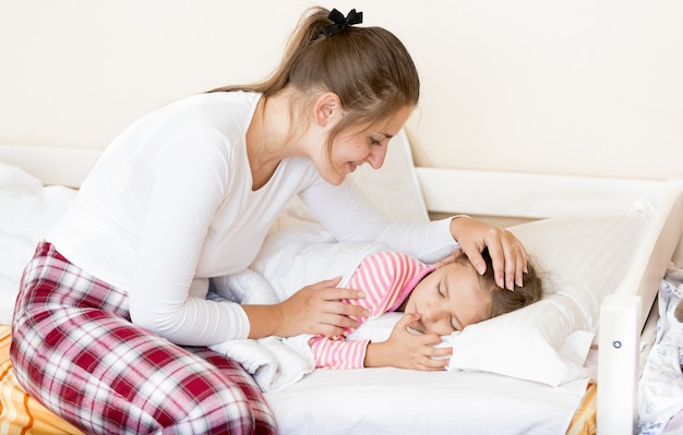 Młoda Brunetka Matka Budzi śpiącą Córkę Rano