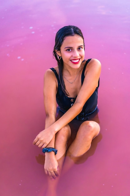 Młoda brunetka rasy kaukaskiej na letnich wakacjach w różowej lagunie Torrevieja