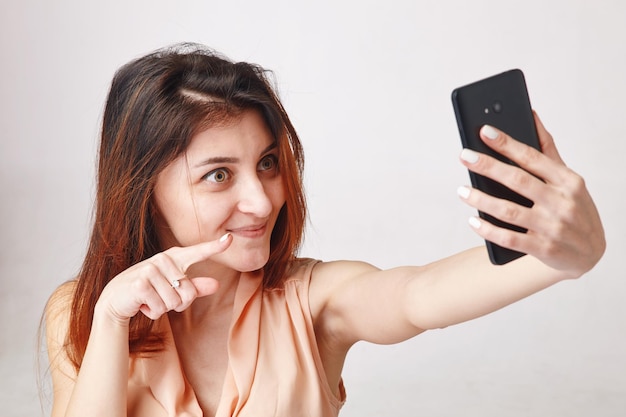 Młoda brunetka robi selfie