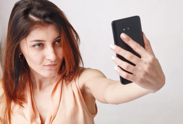 Młoda Brunetka Robi Selfie