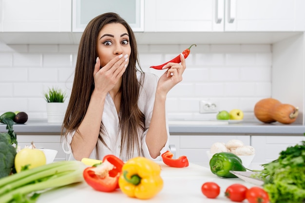 Młoda Brunetka Wzorcowa Pozuje Z Papryczką Chili