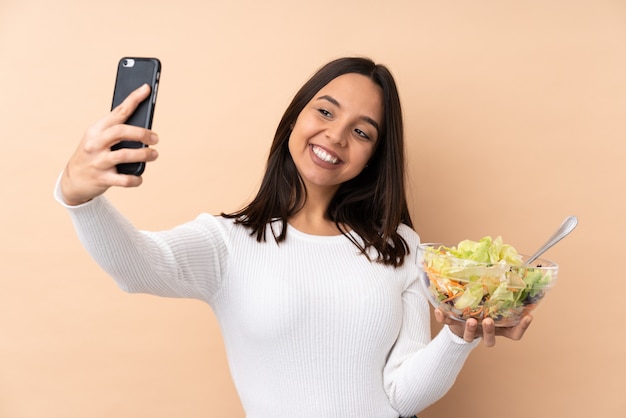 Młoda Brunetki Dziewczyna Trzyma Sałatki Nad Robić Selfie