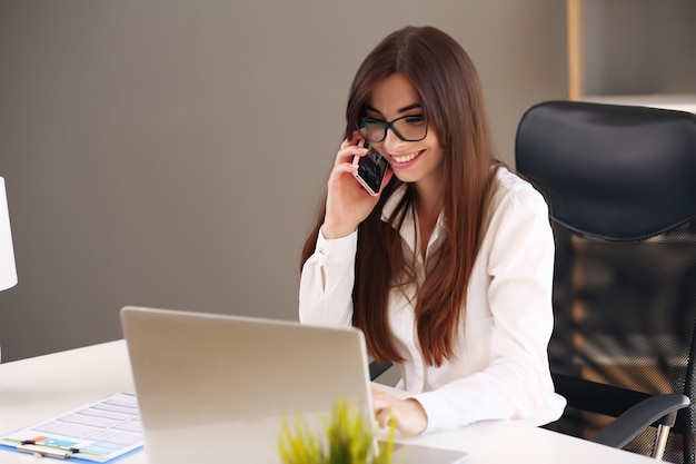 Młoda businesswoman pracy przy biurku