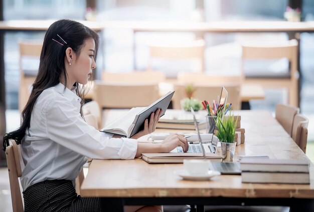 młoda businesswoman pracy z laptopem w biurze