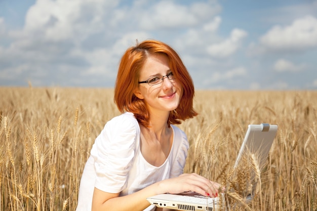 Młoda Businesswoman W Kolorze Białym Pracy Z Notebookiem W Polu Pszenicy.