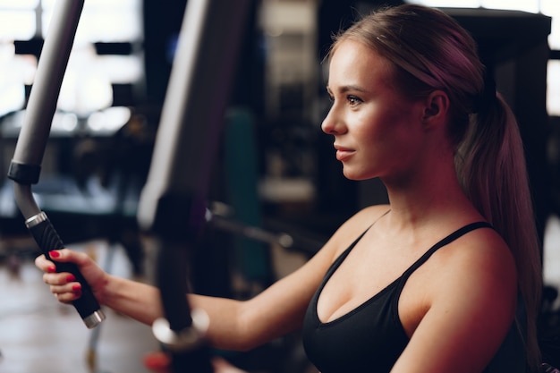 Młoda caucasian blondynki kobiety szkolenia ręki w gym