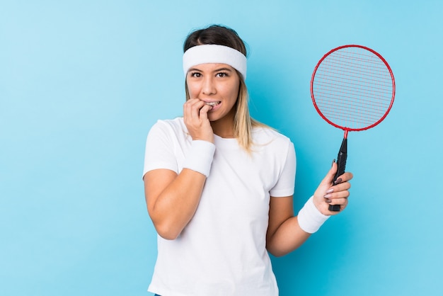 Młoda Caucasian Kobieta Bawić Się Badminton Odizolowywał Zjadliwych Paznokcie, Nerwowych I Bardzo Niespokojnych.