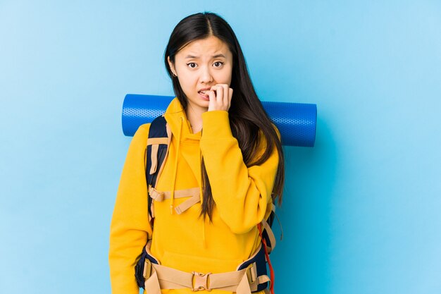 Młoda chińska backpacker kobieta odizolowywał obgryzających paznokcie, nerwowych i bardzo niespokojnych.