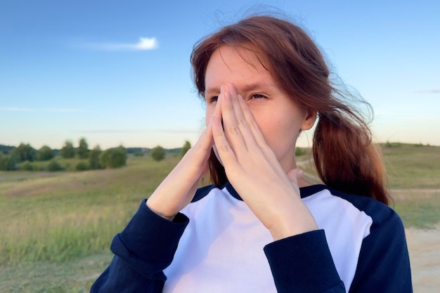 Młoda Chora Kobieta Z Alergią Na Pyłki Na świeżym Powietrzu W Letni Dzień Kicha