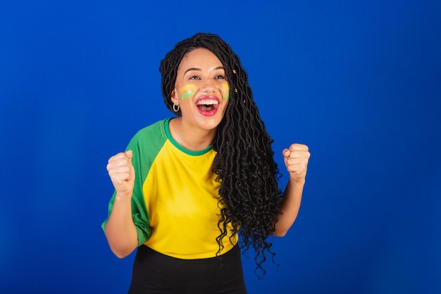 Młoda czarna brazylijska fanka piłki nożnej świętuje i świętuje Drużyna mistrza zwycięstwa punktowego