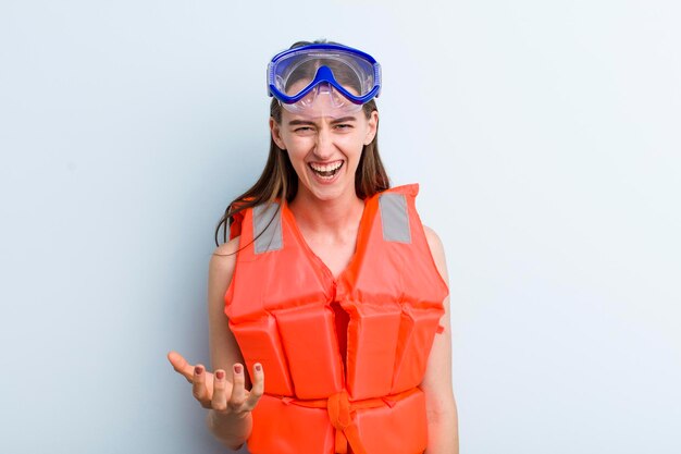 Zdjęcie młoda dorosła ładna kobieta nosi koncepcję łodzi kamizelki ratunkowej