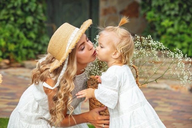 Zdjęcie młoda dorosła piękna kobieta matka w sukience z córką w ogrodzie w domu