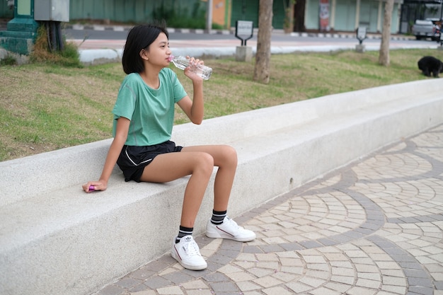 Młoda dziewczyna Azji ćwiczenia w parku zdrowia.