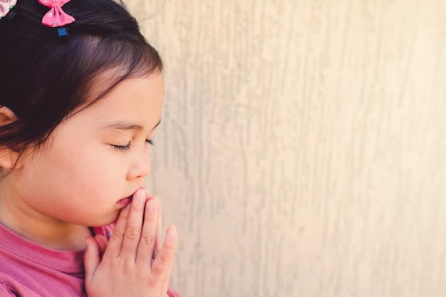 Młoda dziewczyna Azji modląc się