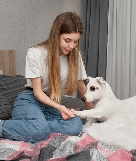 Młoda dziewczyna bawi się z psem Jack Russell