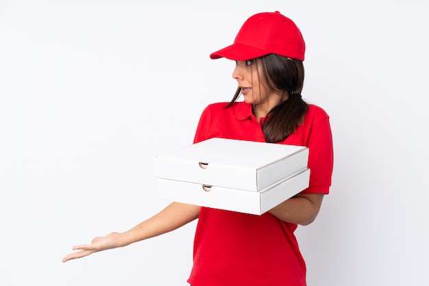 Młoda dziewczyna dostawy pizzy na białym z wyrazem twarzy niespodzianka