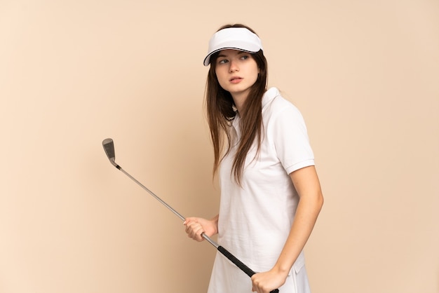 Młoda dziewczyna gra w golfa