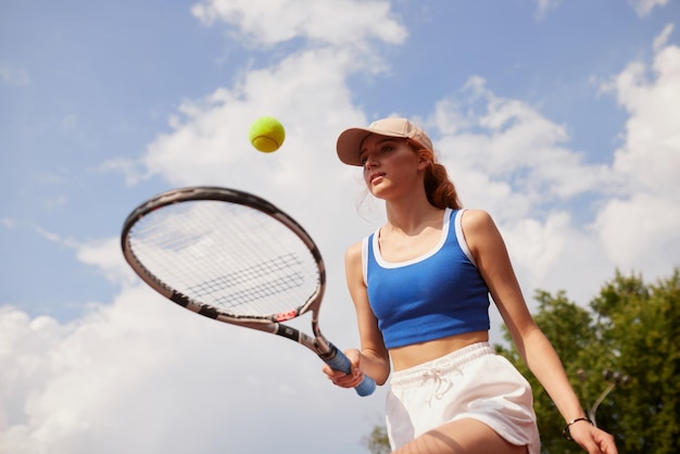 młoda dziewczyna grająca w tenisa aktywny rekreacyjny trening tenisowy