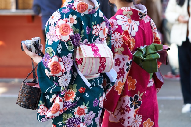 Młoda dziewczyna jest ubranym Japońską kimonową pozycję