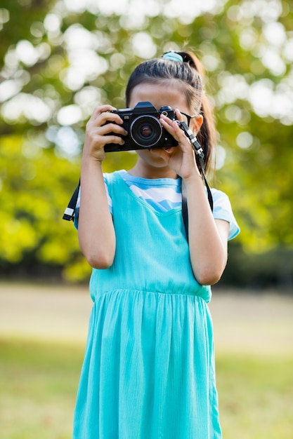 Młoda dziewczyna klika fotografię z kamery