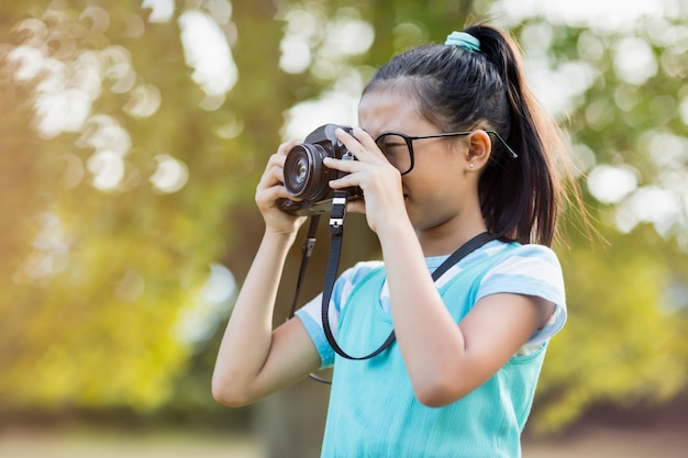 Młoda dziewczyna klika fotografię z kamery