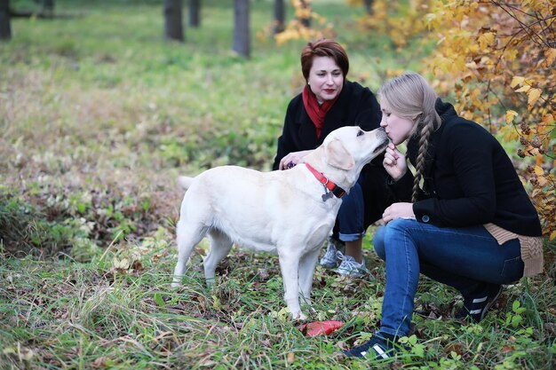 Młoda dziewczyna na spacerze jesienią