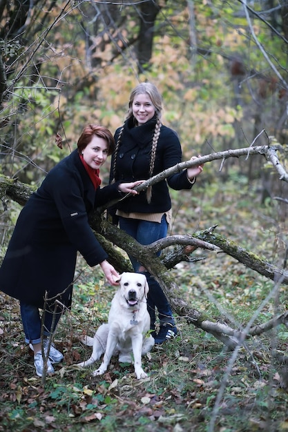 Zdjęcie młoda dziewczyna na spacerze jesienią